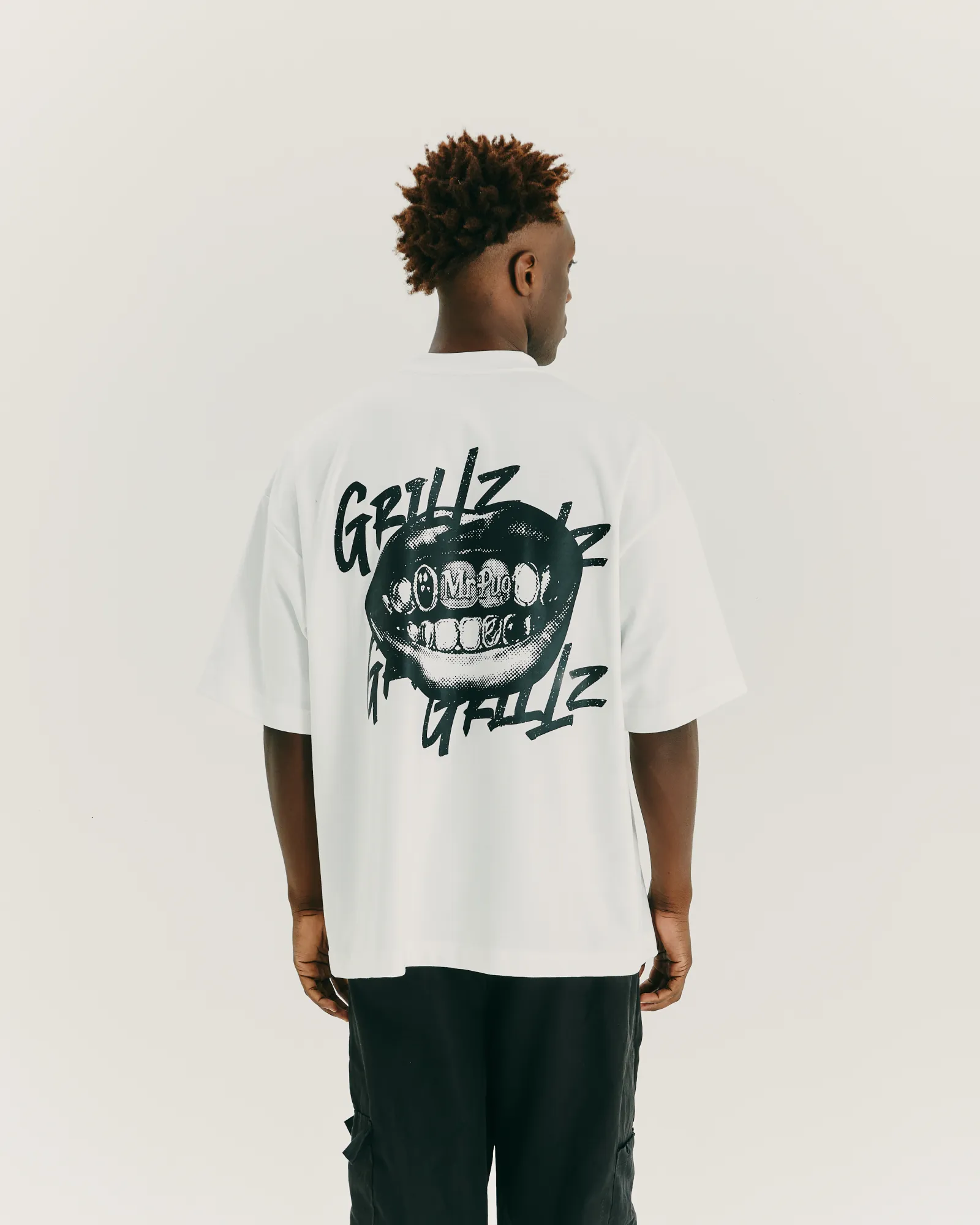 Camiseta MR PUG com estampa Grillz nas costas, produção MAISON CARIOCA
