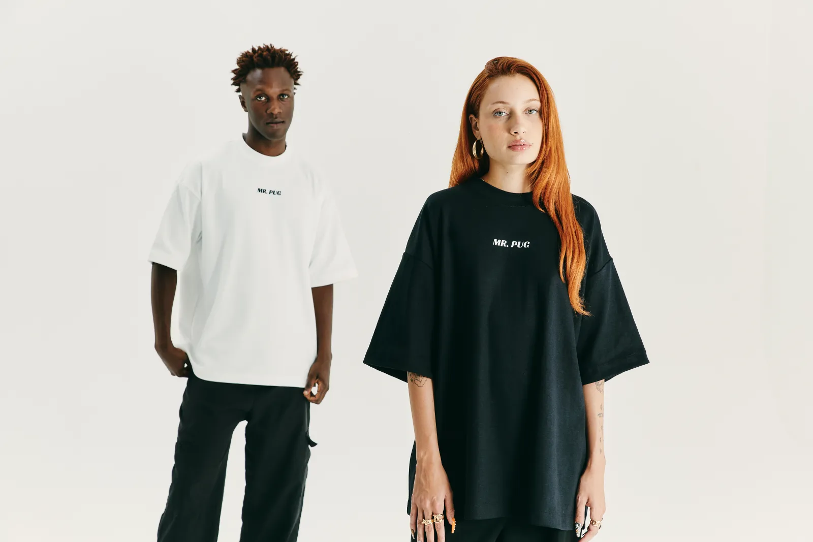 Casal com camisetas premium MR PUG produzidas pela MAISON CARIOCA