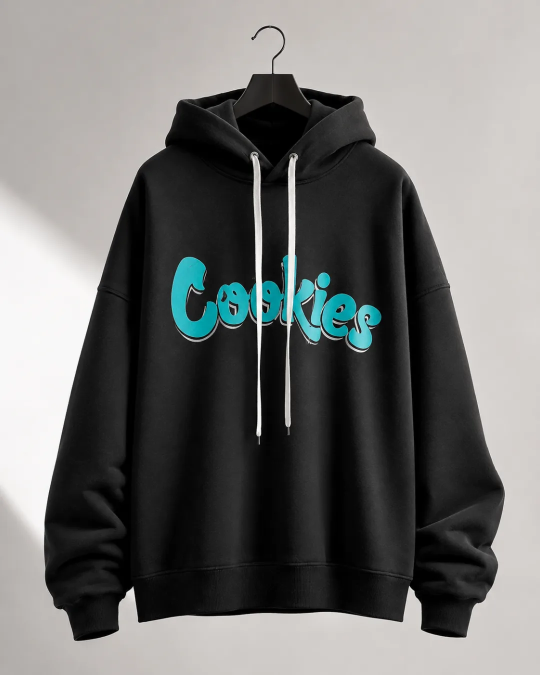 Moletom canguru oversized preto com estampa gráfica, produção MAISON CARIOCA