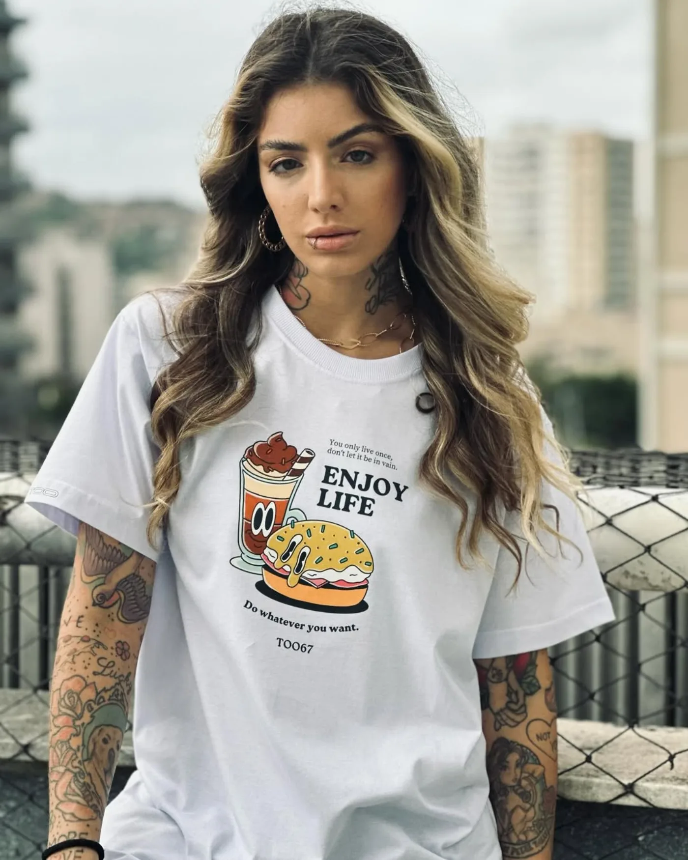 Camiseta oversized TOO67 estampa Enjoy Life, produção MAISON CARIOCA