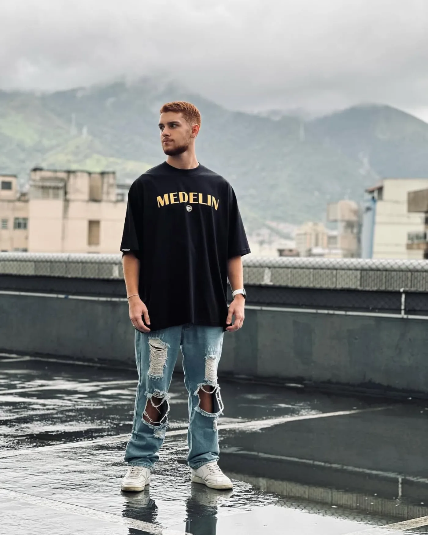 Camiseta oversized TOO67 estampa Medelin Street, produção MAISON CARIOCA