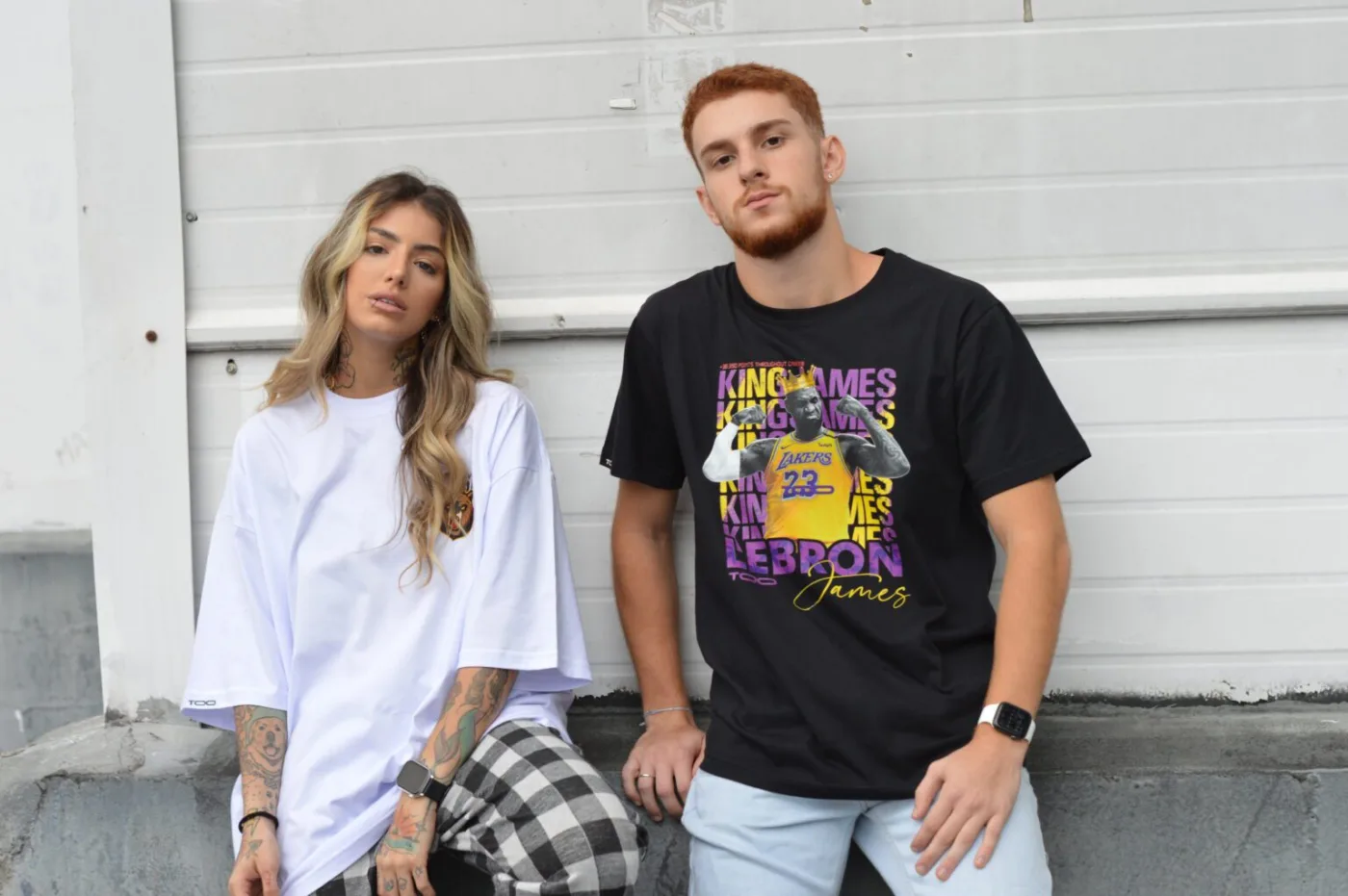 Casal com camisetas oversized TOO67 estampa King James, produção MAISON CARIOCA