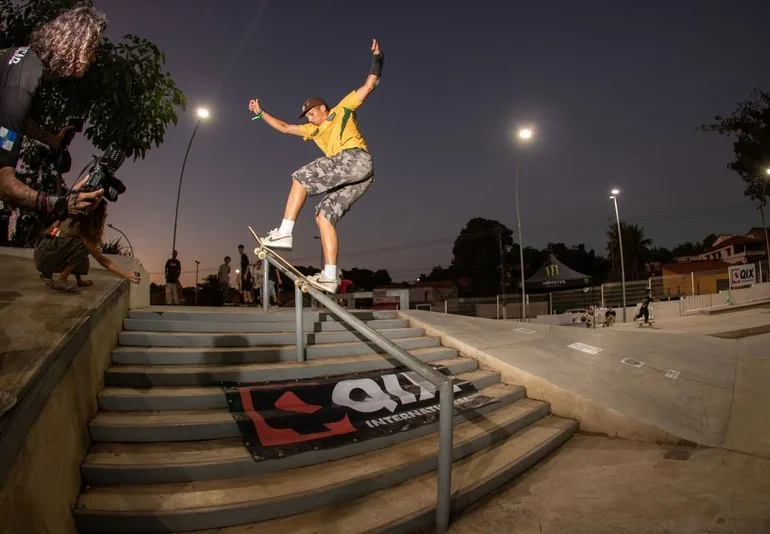 Atleta de skate em manobra vestindo camisa de evento produzida pela MAISON CARIOCA
